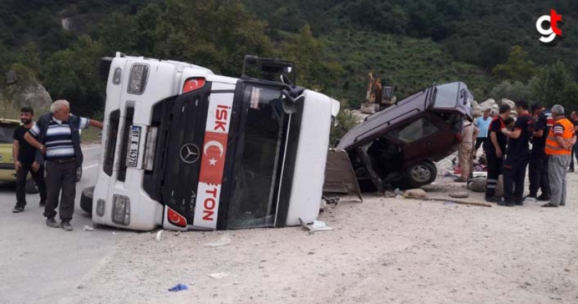 Otomobilin üzerine beton mikseri devrildi