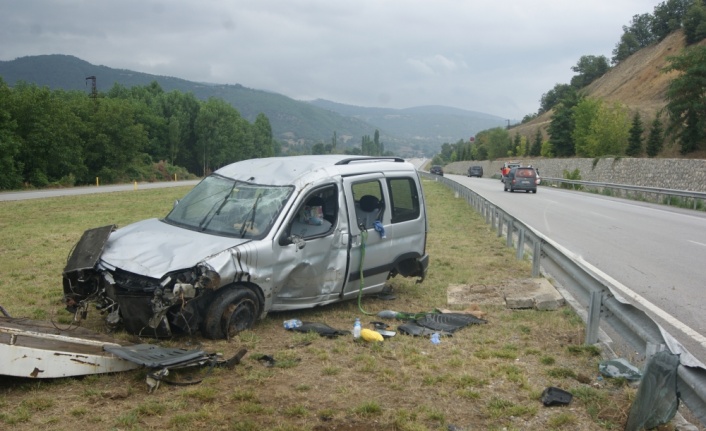 Amasya'da hafif ticari araç devrildi: 5 yaralı