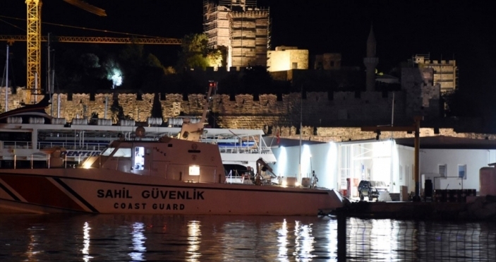 Bodrum açıklarında düzensiz göçmenleri taşıyan tekne battı