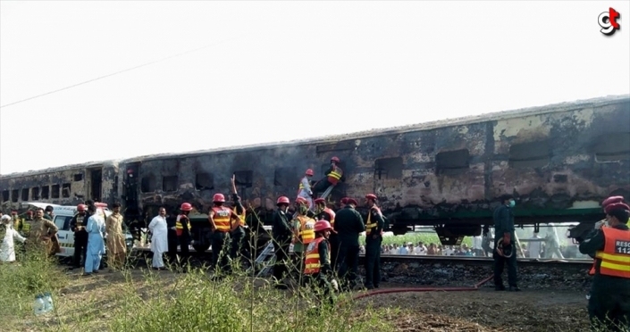 Pakistan'da yolcu treni alev aldı: 62 ölü