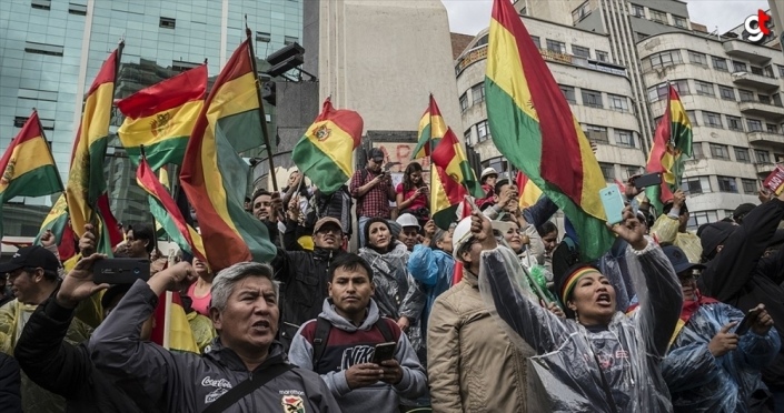 Morales'in istifasının ardından Bolivya'da halk sokaklara döküldü