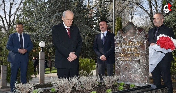 Bahçeli, Alparslan Türkeş'in anıt mezarını ziyaret etti