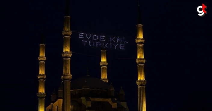 Selimiye Camisi'nin minarelerine 'Evde Kal Türkiye' yazılı mahya asıldı