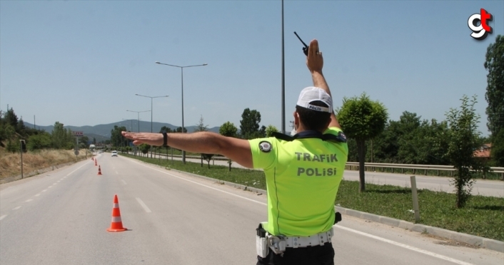 Amasya'da maket polis aracının yanında "gerçek trafik uygulaması"