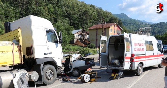 Kastamonu'da tır ile otomobil çarpıştı: 3 ölü