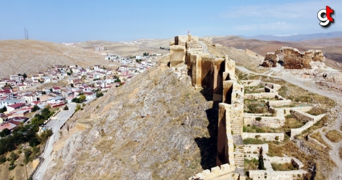 Bayburt Kalesi, geçmişteki çinili görüntüsüne kavuşuyor