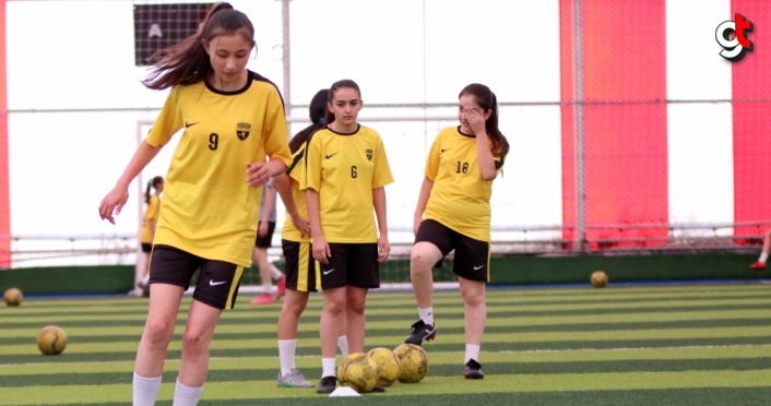 Bolu'nun futbolcu kızları performanslarıyla göz dolduruyor