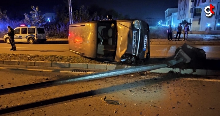 Samsun'da devrilen hafif ticari aracın sürücüsü yaralandı