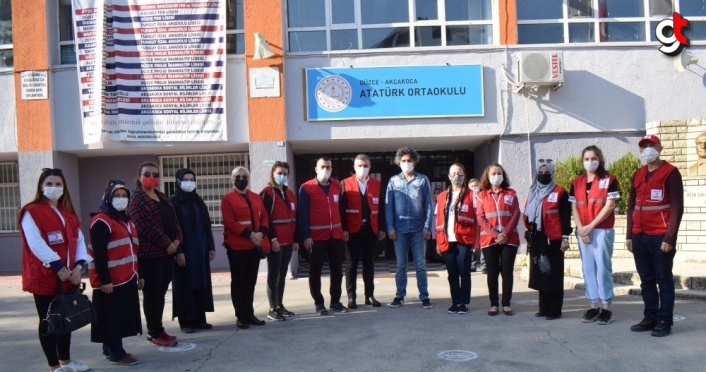 Türk Kızılay'dan öğrencilere kışlık kıyafet yardımı