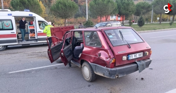 Samsun'da hafif ticari araç ile otomobil çarpıştı: 2 yaralı