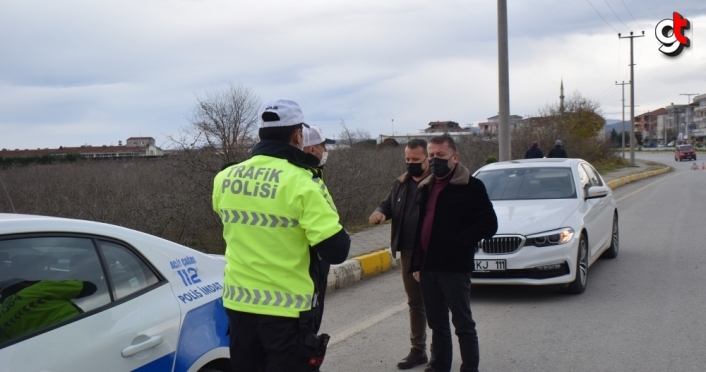 Akçakoca'da kısıtlamada görev yapan polislere baklavalı ziyaret