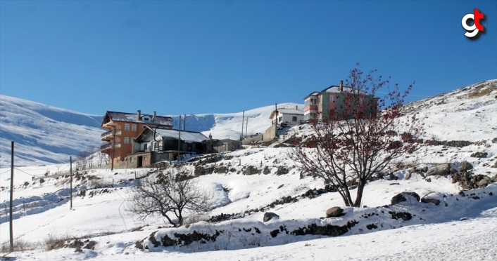 Bayburt'ta yüksek rakımlı köyler kışla sessizliğe büründü