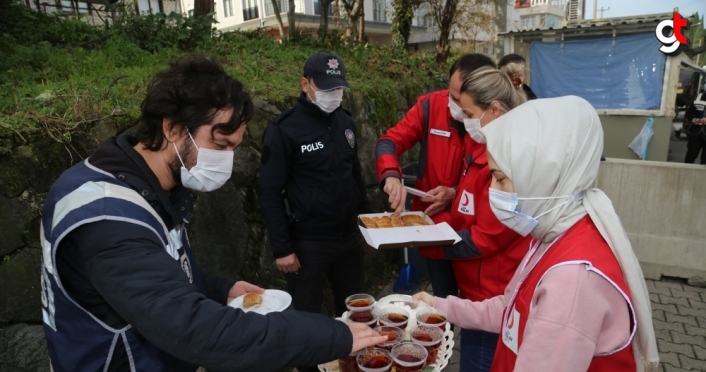 Türk Kızılay ekiplerinden güvenlik güçlerine çay ve baklava ikramı