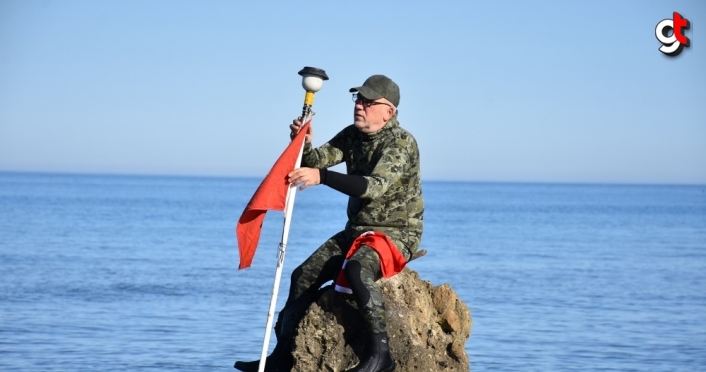 Sinop'ta deniz içindeki kayalığa Türk bayrağı astı