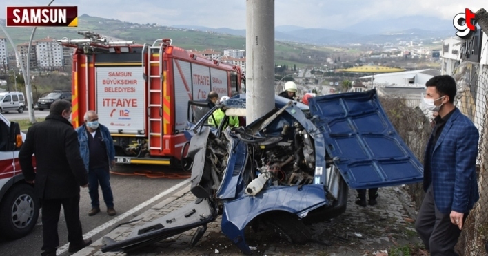 Samsun'da araç direğe çarptı, hurdaya döndü