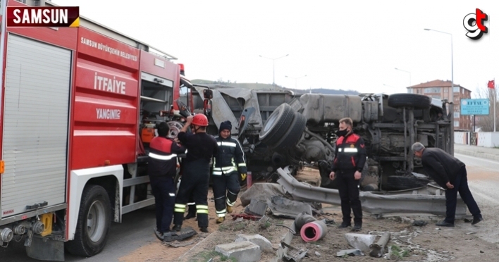 Samsun'da tır devrildi, yol trafiğe kapandı