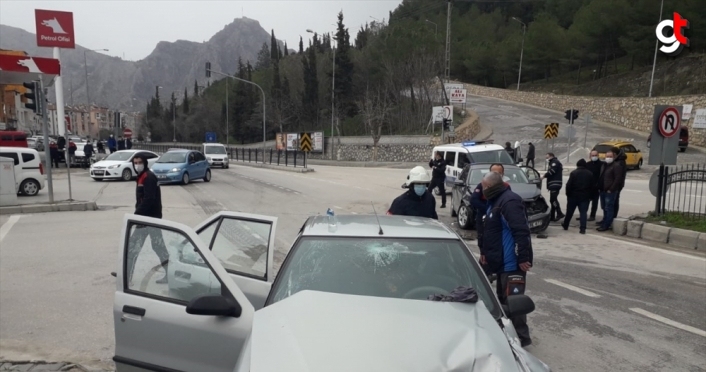 Amasya'da iki otomobil çarpıştı: 4 yaralı