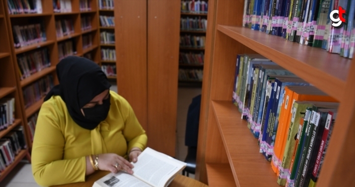 Kütüphanede geçen çocukluğunda edindiği alışkanlık sayesinde binlerce kitap okudu