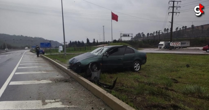 Düzce'de kaza yapan sürücüyü haberden dönen gazeteciler kurtardı