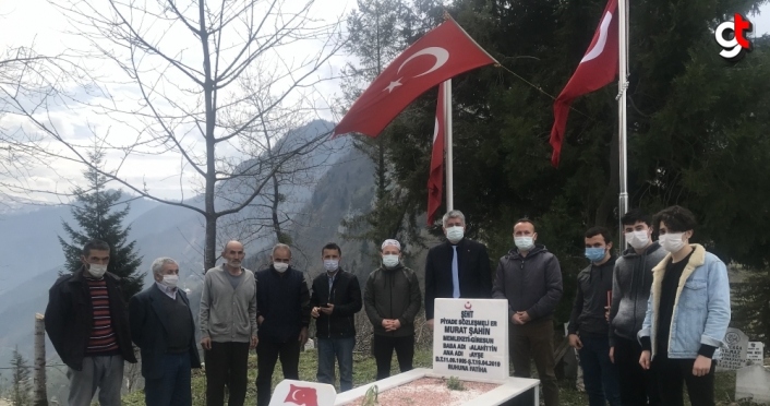 Giresun'da lise öğretmen ve öğrencileri şehit mezarını ziyaret etti