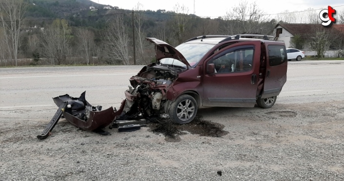 Karabük'te kontrolden çıkan hafif ticari araç elektrik direğine çarptı