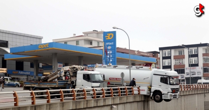 Samsun'da sürücüsünün el frenini çekmeyi unuttuğu tanker viyadükte asılı kaldı