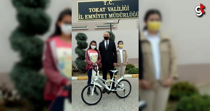 Tokat'ta "polis" konulu şiir yarışmasında dereceye girenlere ödülleri verildi