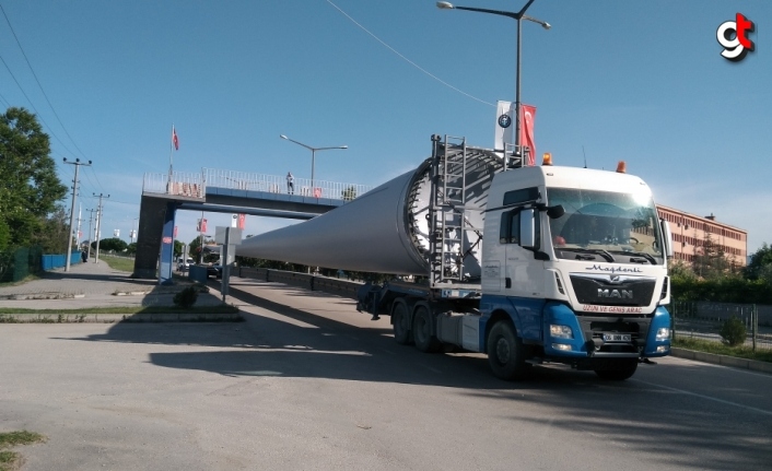 75 metre uzunluğundaki rüzgar türbininin kanatları tırlarla taşındı