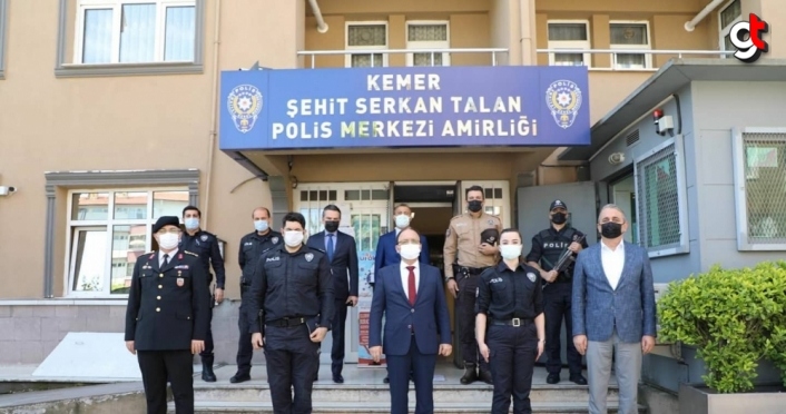 Bartın Valisi Sinan Güner, güvenlik güçleri ve huzurevi sakinleriyle bayramlaştı