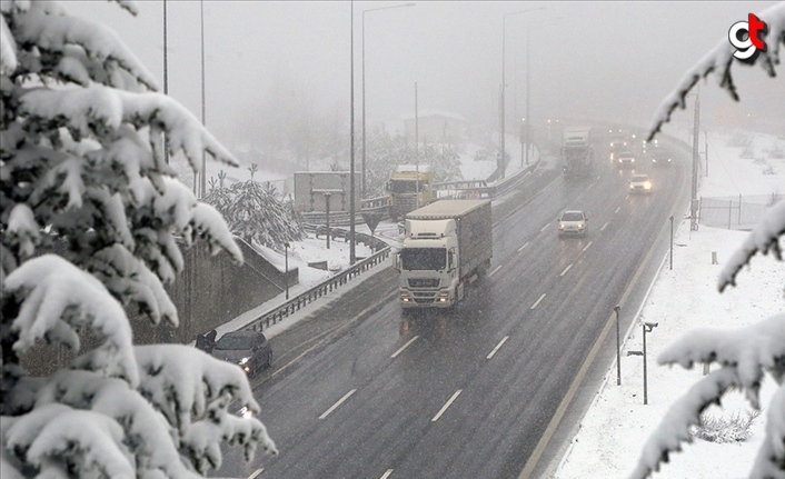 Bolu Dağı'nda kar yağışı etkili oluyor