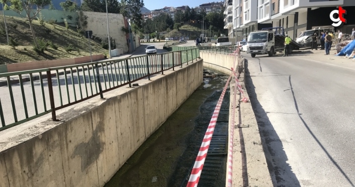 Karabük'te cenaze nakil aracı su kanalına düştü