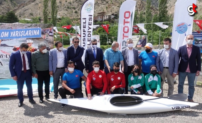 Akarsu Kano Slalom Türkiye Kupası yarışları Artvin'de başladı