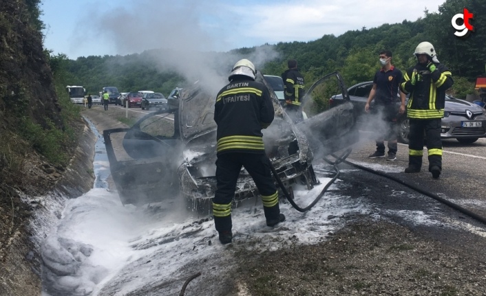 Bartın'da seyir halindeyken alev alan otomobil kullanılamaz hale geldi