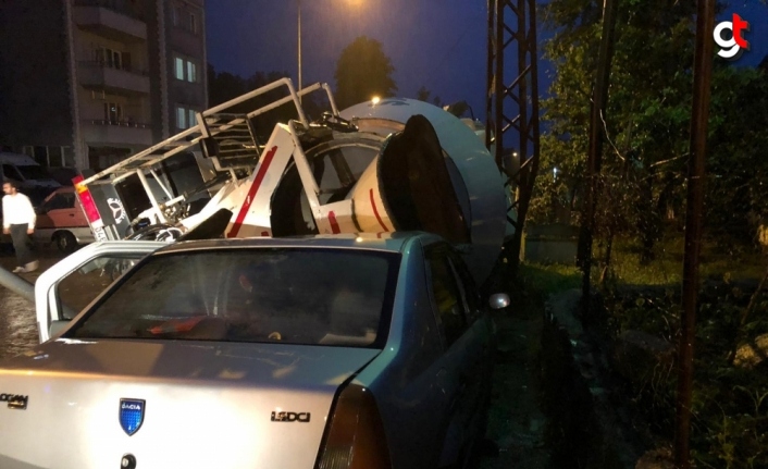 Rize'de çöken yoldaki beton mikseri otomobilin üzerine devrildi