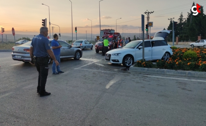 Amasya'da iki otomobil çarpıştı: 3 yaralı