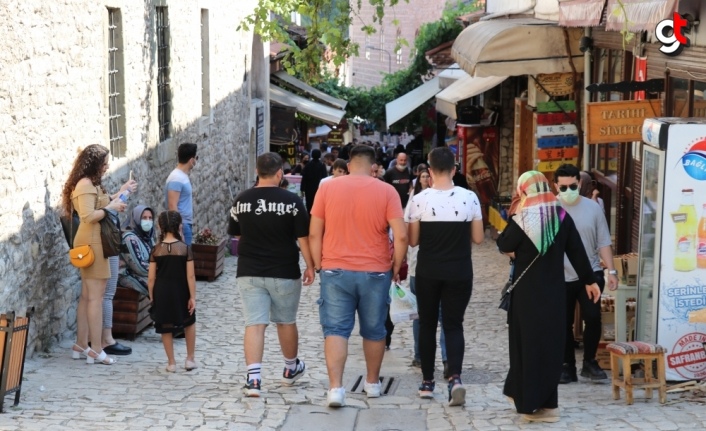 Bayram tatilinin son gününde Safranbolu'da ziyaretçi yoğunluğu