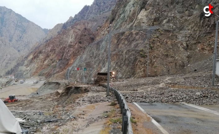 Artvin-Erzurum karayolu heyelan nedeniyle ulaşıma kapandı