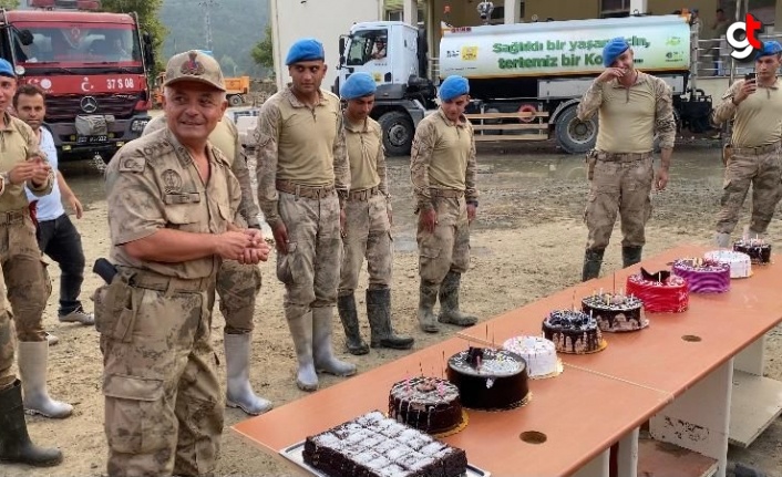 Ayancık'ta selin izlerini silmeye çalışan askerlere doğum günü sürprizi