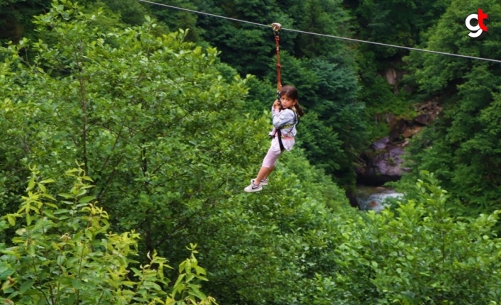 Ayder Yaylası'nda tatilciler zipline ile heyecanlı anlar yaşıyor