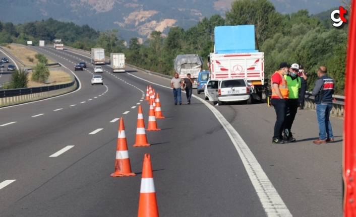 Bolu'da tıra çarpan otomobil dorsenin altında sıkıştı: 2 ölü