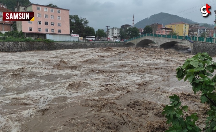 Samsun Salıpazarı'nda sağanak yağış sele dönüştü