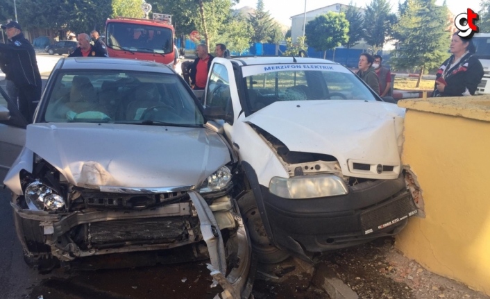 Amasya'da pikap ile otomobil çarpıştı: 2 yaralı