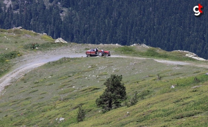 Ilgaz'ın zirvesindeki bayrak nöbetini 24 metrekarelik bayrakla sürdürdü