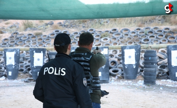 Silahla ateş etmek isteyenlere polis gözetiminde poligonda atış yaptırıldı