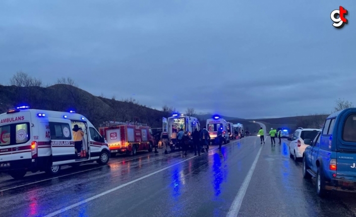 Amasya'da tur otobüsünün devrilmesi sonucu 27 kişi yaralandı