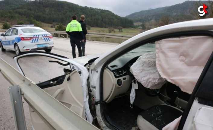 Bolu'da bariyerlere çarpan otomobilin sürücüsü yaralandı