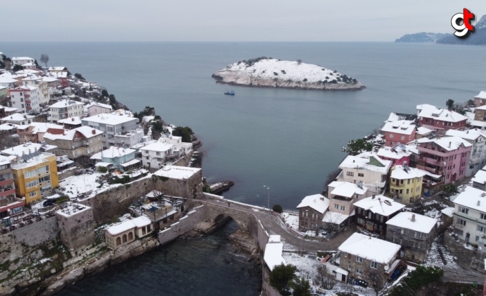 "Karadeniz'in incisi" Amasra'da kar manzarası havadan görüntülendi