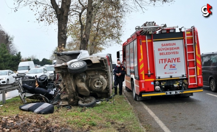 Samsun'da otomobilin refüjdeki ağaca çarptığı kazada 2 kişi öldü