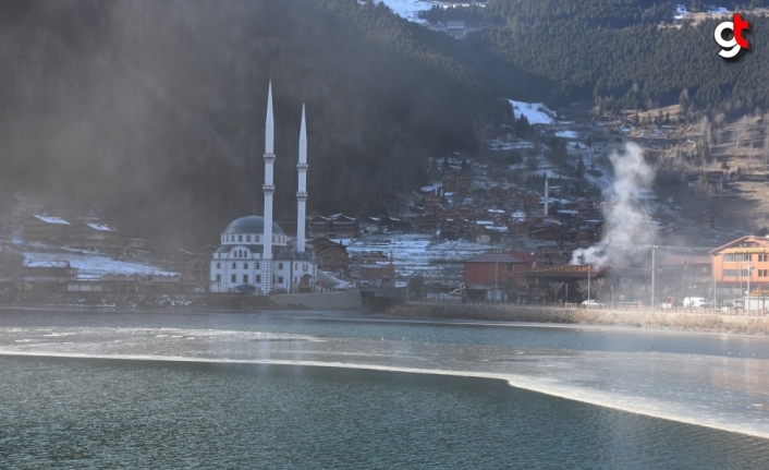 Uzungöl'ün yüzeyinin bir kısmı buz tuttu