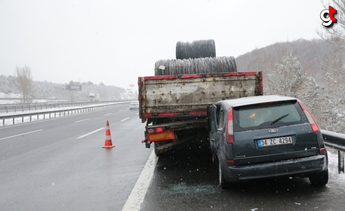 Bolu'da tıra çarpan otomobilin sürücüsü yaralandı